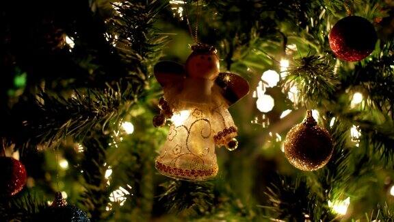 圣诞球仙女花环在圣诞树上与散焦灯