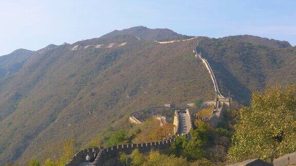 慢镜头:石墙爬上中国农村森林覆盖的山脉