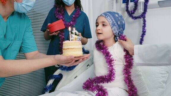 给病房里小女孩的生日惊喜