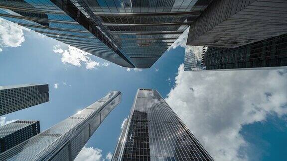 高层企业大厦、摩天大楼和天空的低角度视图