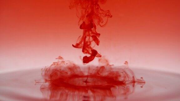 红色墨水像真正的血滴在水中血滴在水下溶解