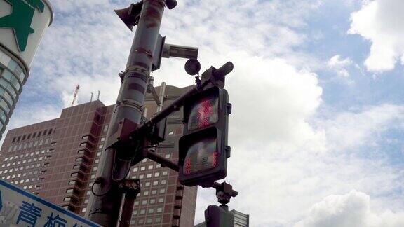 高清高架交通灯随城市天空的变化而变化
