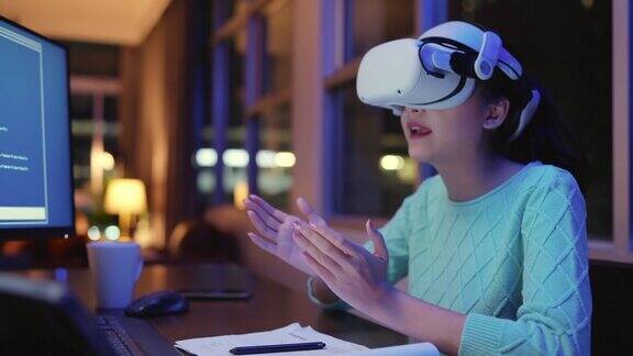 创意亚洲年轻女性佩戴智能虚拟眼镜参加增强现实元空间工作空间商务会议亚洲女性使用VR头戴式设备在夜间探索国外虚拟空间视频会议