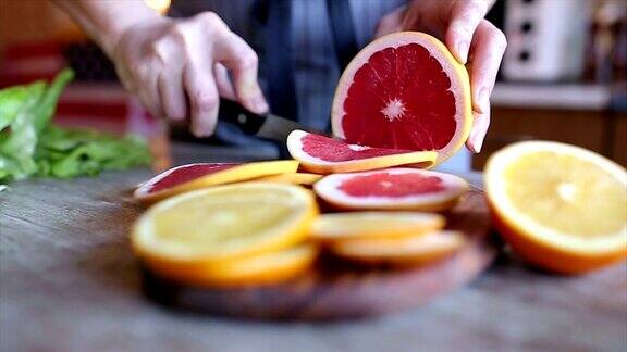 女人用手切葡萄柚
