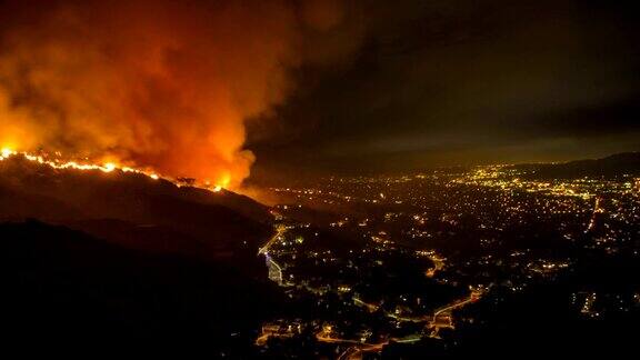 加州伯班克市上空惊人的野火时间流逝