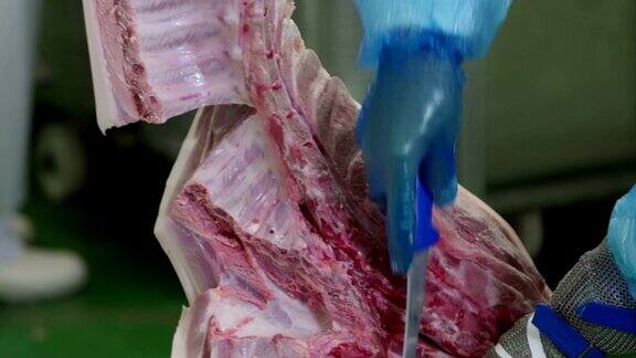 肉类加工厂中切肉的屠夫