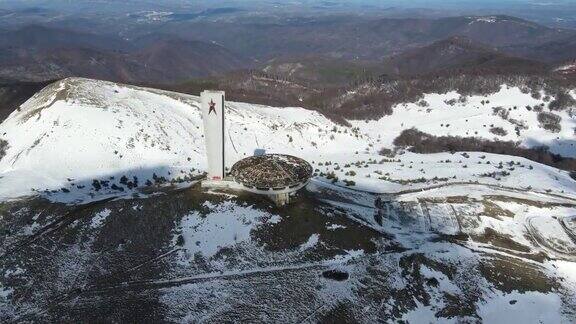 保加利亚Buzludzha峰保加利亚共产党废弃纪念馆的鸟瞰图