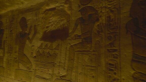 埃及阿布辛贝神庙墙上的一些象形文字