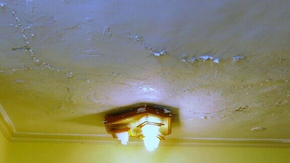 室内天花板因水损坏而漏水油漆剥落一种普通的房屋保险索赔