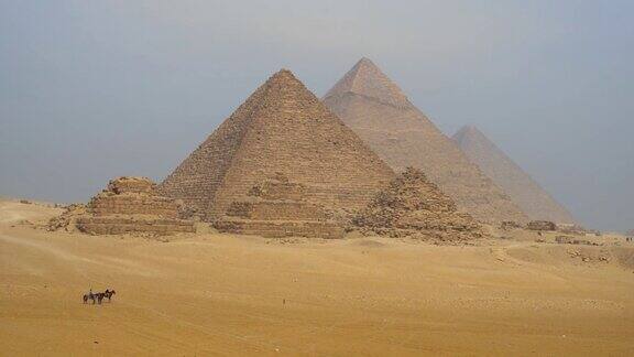 埃及吉萨的马、人和金字塔