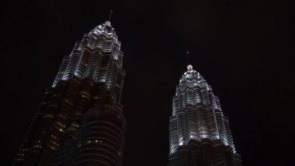 夜间灯光照亮吉隆坡城著名的塔顶观景4k马来西亚