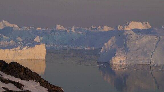 格陵兰岛日落时北冰洋上的冰山