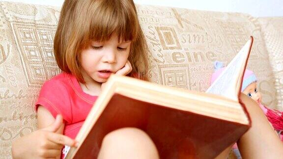 小女孩在读一本大书