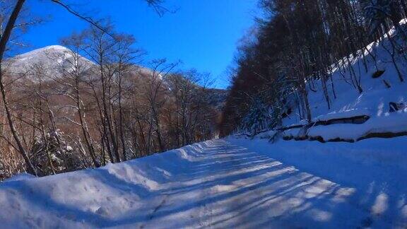 在冰雪覆盖的山路上行驶