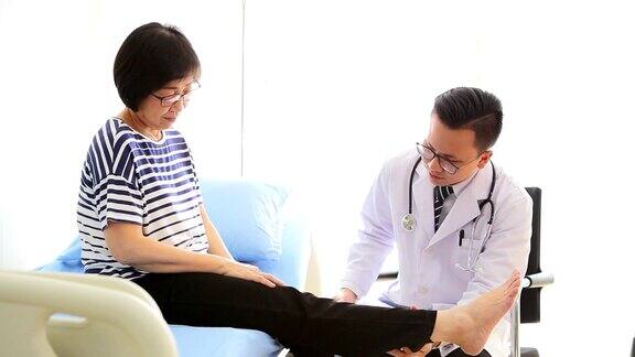 医生与病人老年妇女检查生理反射膝