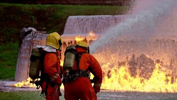 4k超高清消防队员使用化学泡沫灭火器扑灭油罐车事故中的火焰26、消防人员安全灾难事故和公共服务理念