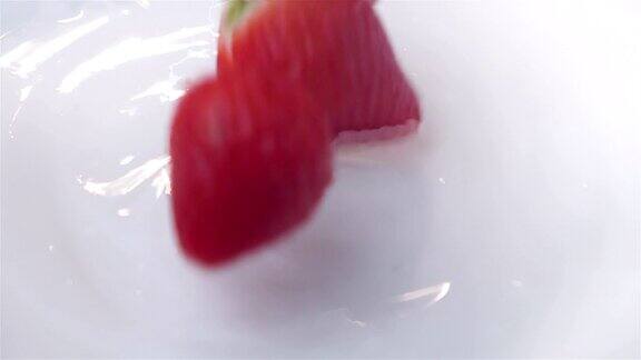 三段草莓落入酸奶的视频慢镜头