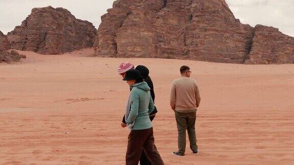 朋友们旅行者们在瓦迪拉姆沙漠享受清晨散步