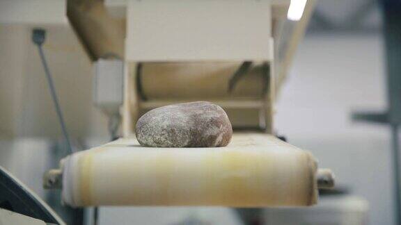 面包生产线现场食品厂输送带在食品厂生产线上的面包传送带上的面包
