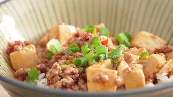 在家做麻婆豆腐配上辣酱和葱放在白米饭上