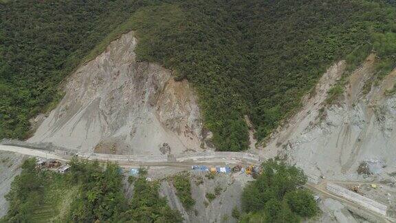 在一条山路上施工菲律宾吕宋岛