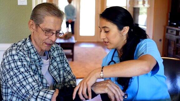 家庭护理护士协助老年患者使用手臂支架