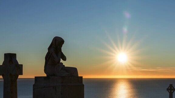 一个妇女在晴朗的天空中祈祷的雕像的时间流逝