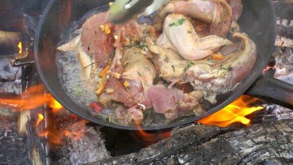 在篝火上用香料烹制的鸡肉