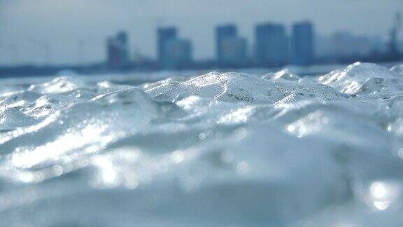 新西伯利亚市鄂毕河上的浮冰