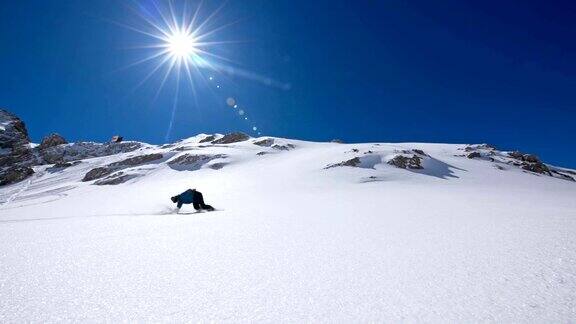 SLOMO滑雪板上的人敲打着摄像机上的雪