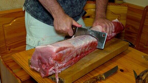 厨师切生猪肉木板准备烹饪