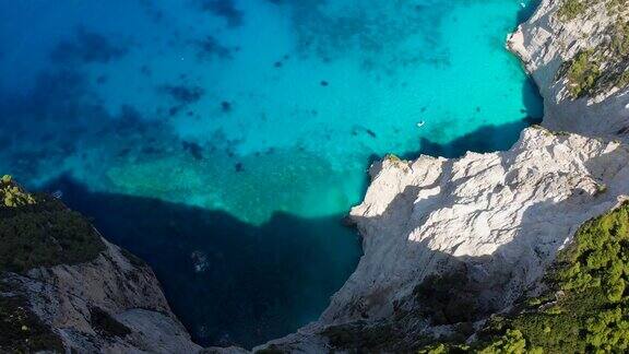 在希腊扎金索斯岛的岩石海岸上拍摄4k无人机视频