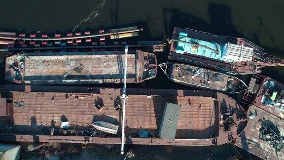 鸟瞰图上面的旧废弃货船移动摄影俯视图