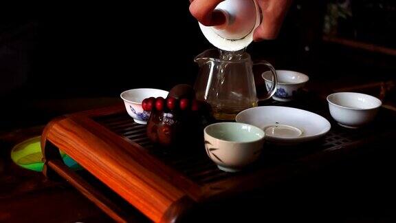 中国茶道手倒茶海茶具上茶班