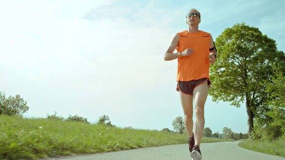 SLOMOTS马拉松运动员在一个阳光明媚的日子里跑步