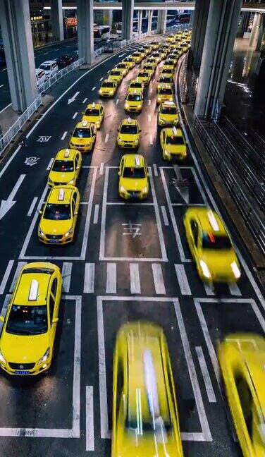 晚上机场出口的出租车排起了长队