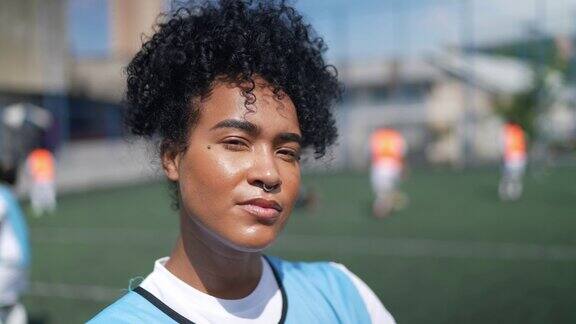 一个年轻的女足球运动员在体育场上的肖像