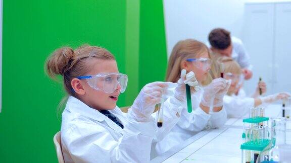 一组孩子在化学课上做实验化学课上的孩子们