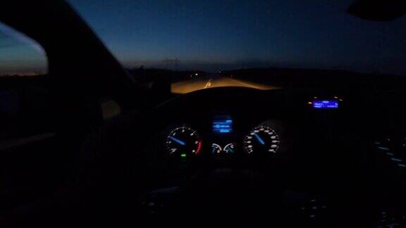 夜间驾驶-视频4k的汽车驾驶在一个开放的道路上的夜晚从司机的角度与gopro相机拍摄
