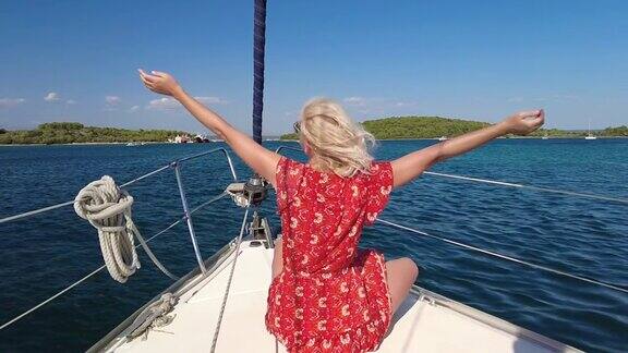 女人在帆船的船头享受风