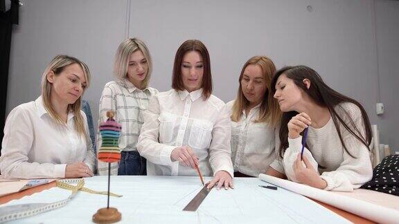 一群女孩正在上设计课和缝纫课女人们在一个小画室里学习素描缝纫车间里的一群女士