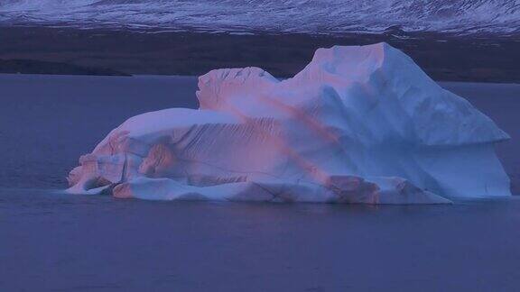 海面上被落日光线照亮的冰山