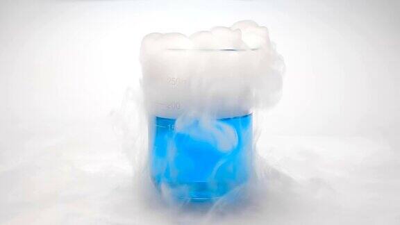 将干冰放入装有蓝色液体的烧杯中