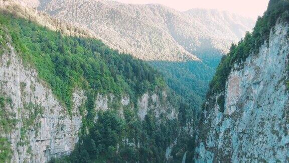 一条令人惊叹的通道在山峡之间的巨大的悬崖杂草丛生