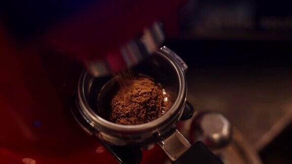新鲜研磨的咖啡豆从推土机中倒出进入便携式过滤器