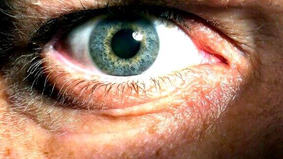 脉动虹膜的特写显示瞳孔反应
