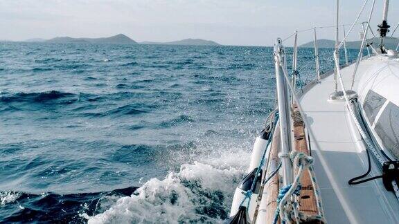 超级慢镜头帆船沿着蓝色海洋行驶克罗地亚