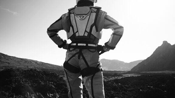 月球漫步女宇航员探索灰色山脉看着干燥的火山地貌近距离