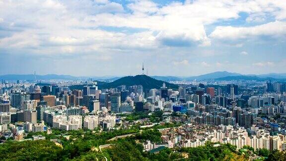 这是首尔市景的时间流逝有首尔塔和蓝天
