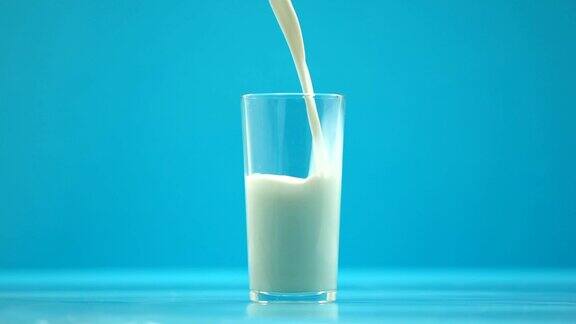 巴氏杀菌牛奶倒在玻璃中有机营养新鲜食品钙